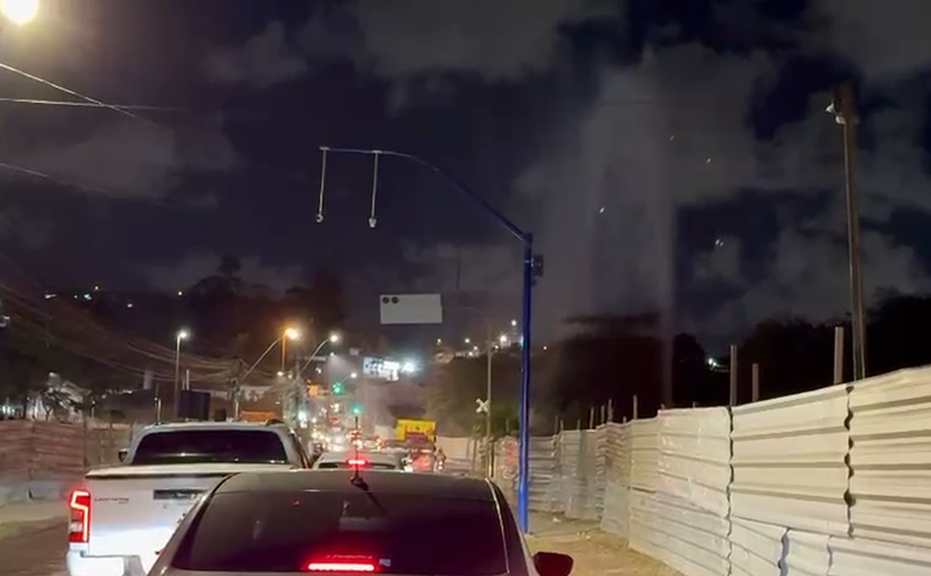 Rompimento de adutora provoca grande vazamento e “chuva” de água em Bebedouro