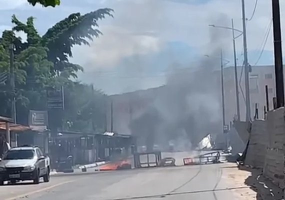 Moradores e pescadores bloqueiam trecho de avenida na Levada