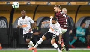 Flamengo marca perto do fim e sai na frente do Corinthians em plena Arena