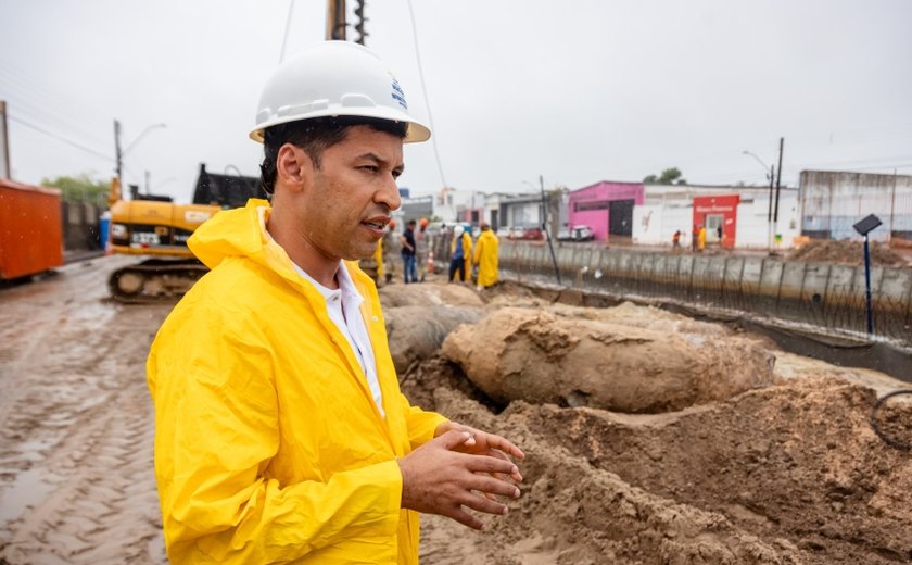 Obra do Renasce Salgadinho avança com instalação de 4 mil placas de concreto