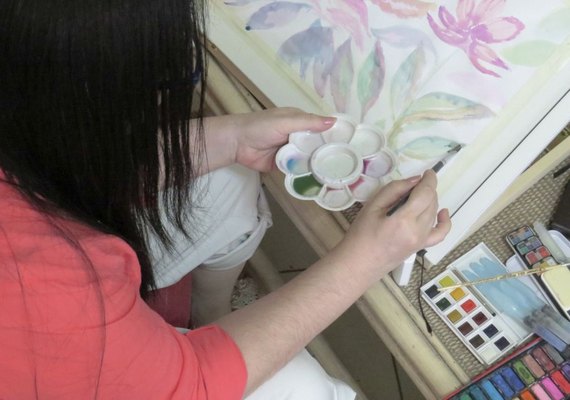 Exposição de aquarelas revela emoções de artista em enfrentamento do câncer de mama