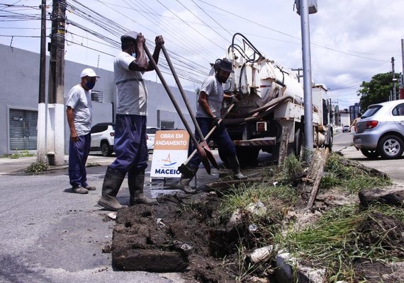 Seminfra realiza desobstrução de galerias pluviais em bairros de Maceió