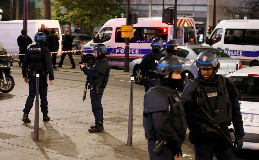 Homem armado faz sete reféns em agência de viagens em Paris