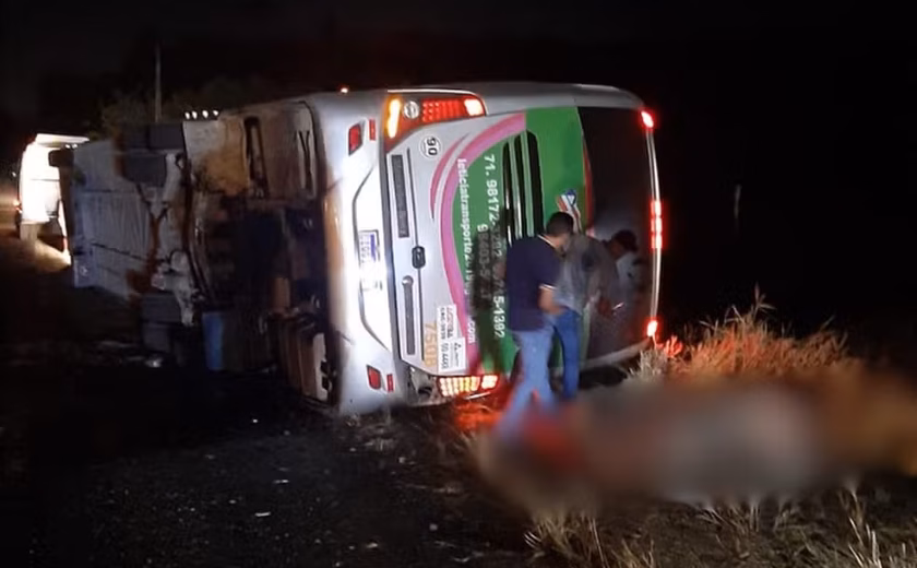 Quatro pessoas morrem e 15 ficam feridas após ônibus de turismo tombar em rodovia na Bahia