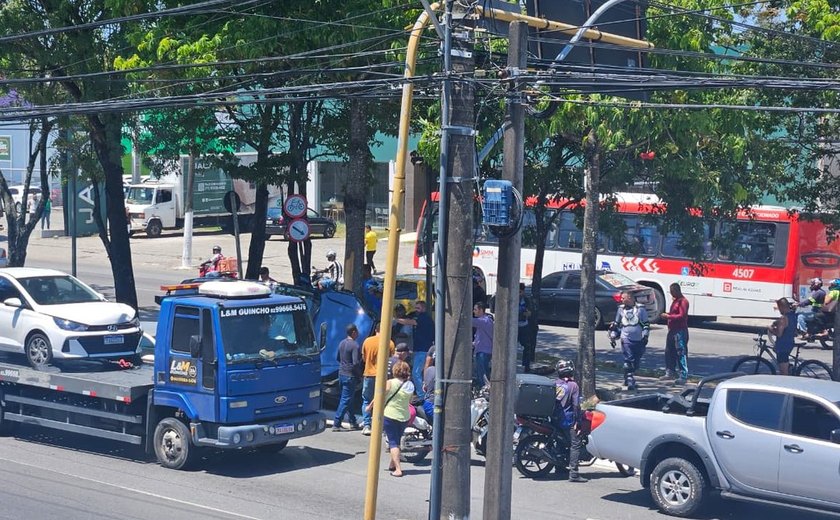 Falha nos freios provoca colisão entre dois carros na Avenida Fernandes Lima
