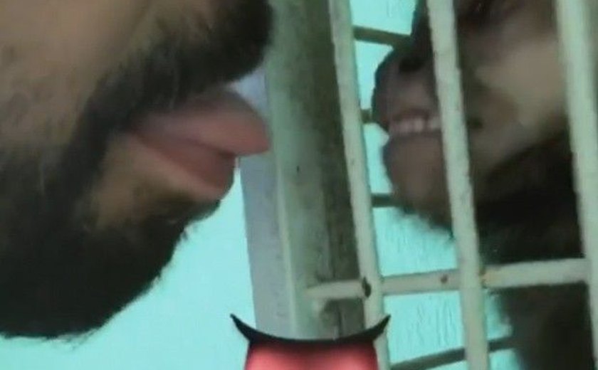 Latino dá 'beijo de língua' em macaco de estimação; confira