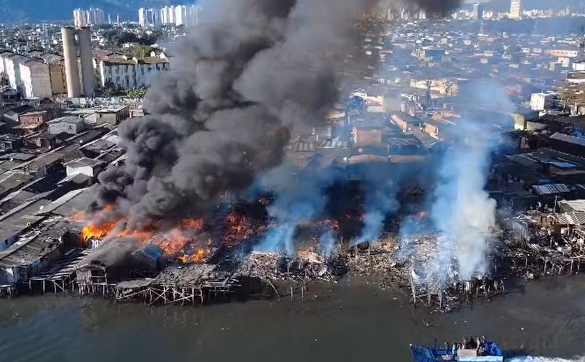 Incêndio atinge dezenas de moradias em maior favela sobre palafitas do Brasil; uma pessoa morreu