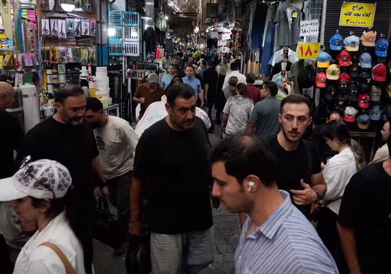 Famílias iranianas lutam para comprar o básico; EUA intensificam guerra econômica
