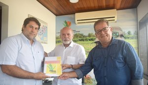 Iteral entrega revisão de limites territoriais ao prefeito de Girau do Ponciano