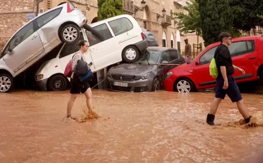 Enchente histórica deixa 64 mortos e forma 'pilhas de carros' em Valência, na Espanha