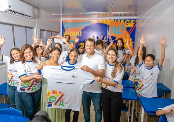 Em Murici todos estudantes dos cursos de idiomas são contemplados pela Prefeitura com fardamentos
