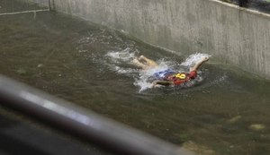 Chuva cancela jogo entre Sport e CRB no Recife; teve até torcedor nadando no estádio