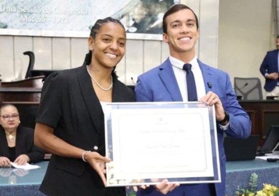 Atacante alagoana Geyse Ferreira recebe Comenda Marta Vieira