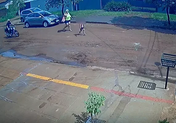 Criança é atropelada e arremessada por motociclista que foge sem prestar socorro
