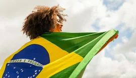Artigo questiona dependência política e defende soberania nacional além de discursos ideológicos