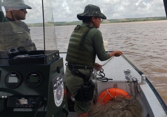 Polícia Militar apreende quase um quilômetro de redes de pesca irregular na Lagoa Mundaú