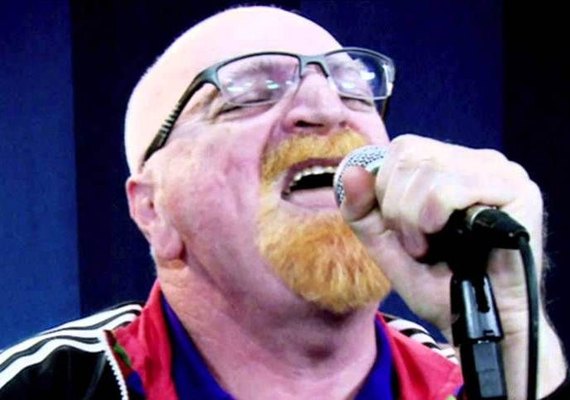 Cantor Kid Vinil está em estado grave e família pede dinheiro na internet
