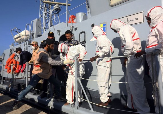30 imigrantes morrem e 200 são resgatados na costa da Líbia