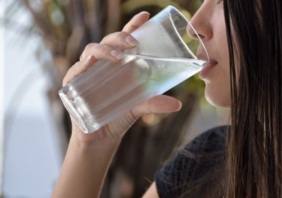 Nutricionista alerta para a importância do consumo diário de 2 a 3 litros de água