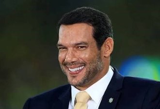 Presidente da CBF diz que foto com empresária é IA e laudo vira piada