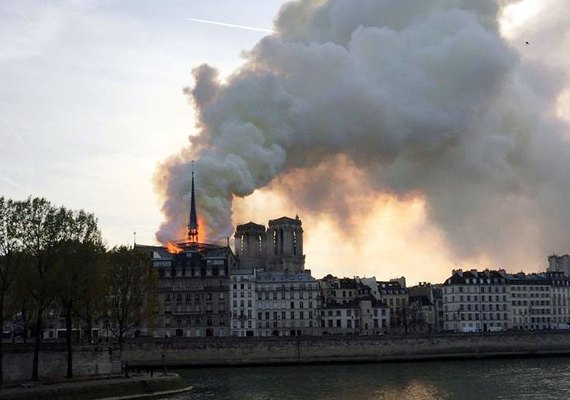 Incêndio atinge Catedral de Notre-Dame em Paris