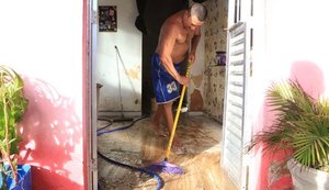 Moradores da Barra Nova contabilizam prejuízos após maré alta