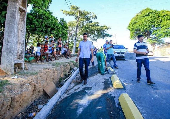 Prefeito Rui Palmeira vistoria obras de infraestrutura em Bebedouro