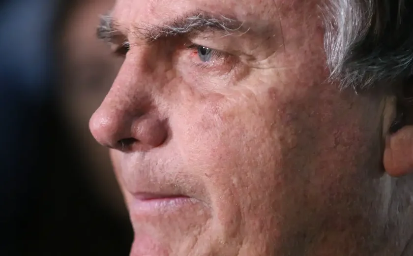 Com crise persistente de soluços, Bolsonaro passa por nova cirurgia