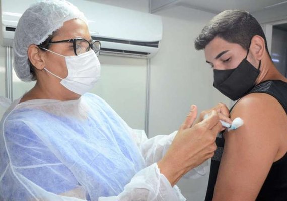 Alagoas aplica dose de reforço da vacina contra a Covid-19 em todos os adultos