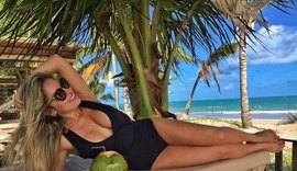 Ex-BBB Renata d’Ávila posa em cenário paradisíaco da praia de Ipioca