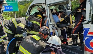 Colisão entre carro e van deixa um morto e seis feridos