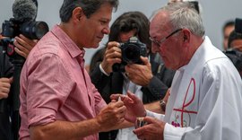 Haddad discute com mulher em igreja católica: 'você deve ser ateia'