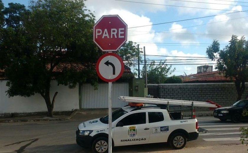 Avenida Governador Lamenha Filho recebe sinalização vertical
