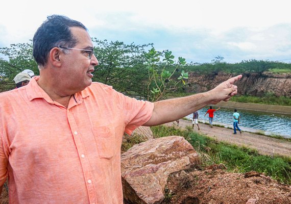Como ex-secretário de Infraestrutura de AL, Adeilson Bezerra marca presença em mais um momento histórico do Canal do Sertão