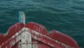 Baleia aparece saltando próximo a canoa no Pontal do Peba