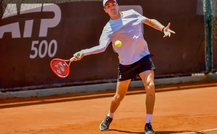 João Fonseca vence Thiago Monteiro em duelo brasileiro pelo Rio Open