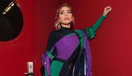 Lady Gaga posa com bolsa temática em clima de Super Bowl