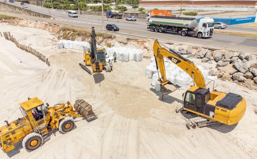 Infraestrutura executa obras de contenção do mar no Pontal da Barra