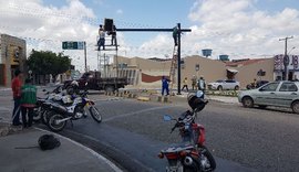 Equipe da SMTT recoloca novo semáforo na Praça Lions antes do prazo