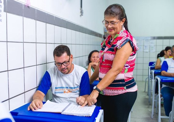 Políticas públicas de melhorias salariais para servidores da Educação marcam a gestão de JHC
