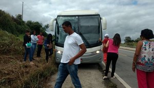 Passageiros da Real que vinham de Aracaju para Maceió estão abandonados na BR 101