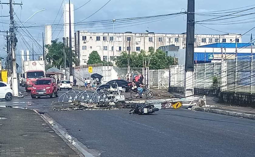Queda de poste bloqueia trecho próximo ao Mix Matheus do Antares