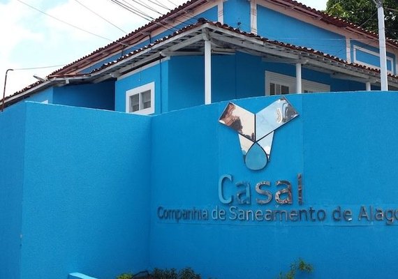 Casal trabalha em reparo de motobomba de estação elevatória sertaneja