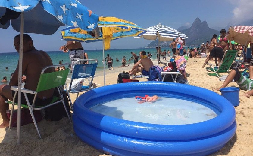 Banhistas enchem piscina de 500 litros na areia da praia de Ipanema