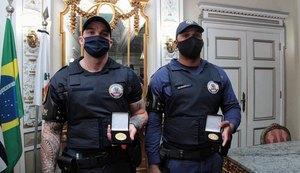 Guardas humilhados por desembargador ganham medalha em homenagem por conduta exemplar