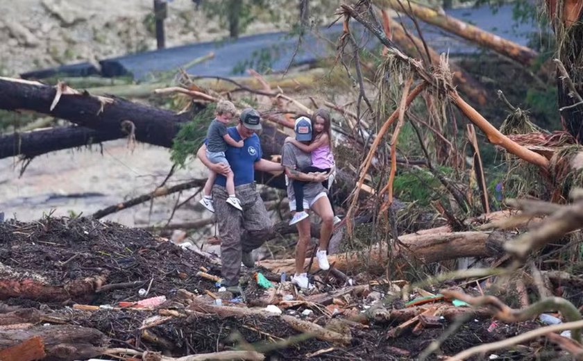 Sobe para 59 número de mortos, sendo 21 crianças, por enchentes no Texas