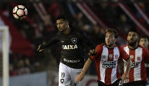 Botafogo perde, mas avança na ponta do Grupo 1 da Libertadores