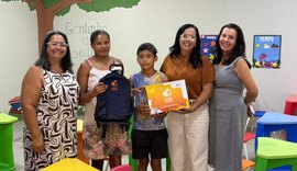 Alunos em Lagoa da Canoa recebem kits escolares gratuitos 
