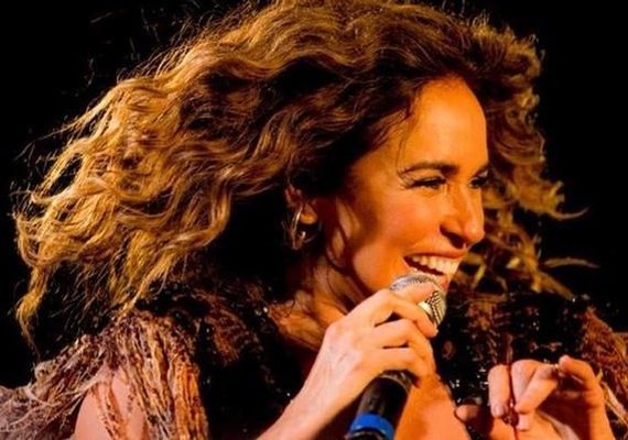 Vídeo! Daniela Mercury leva tombo e cai em trio elétrico