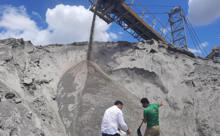 Em Arapiraca, pó de rocha é utilizado como fertilizante